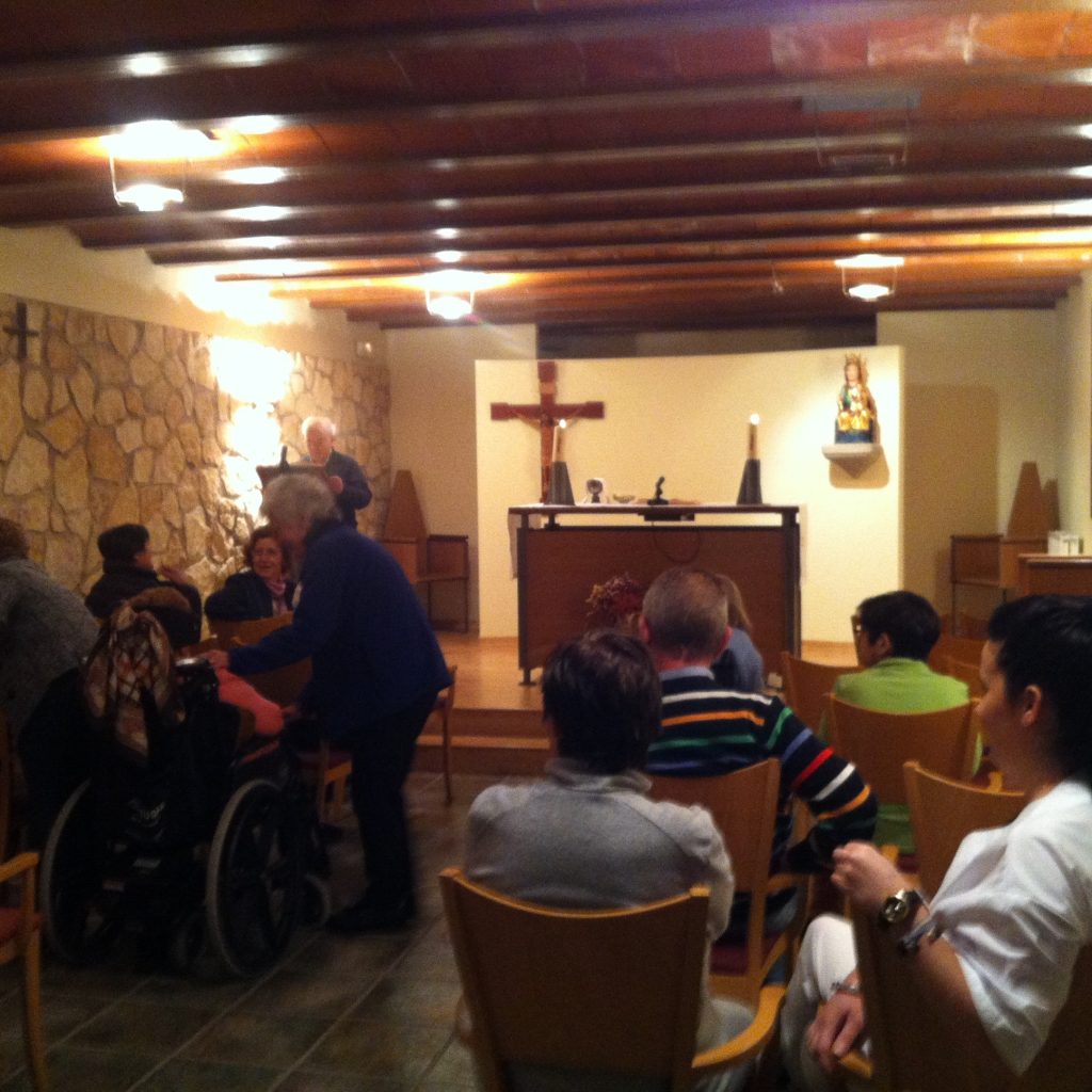 Celebración religiosa en la capilla de la residencia